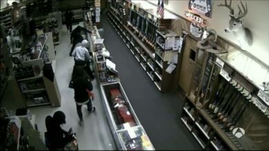Una decena de encapuchados roba 50 rifles en una tienda de armas de Houston