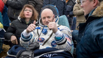 El astronauta Scott Kelly regresa a Houston tras pasar cerca de un año en la Estación Espacial Internacional