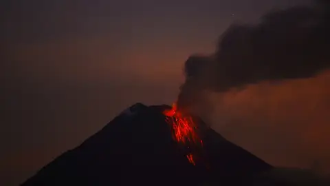 El volcán Tungurahua sigue rugiendo en Ecuador El volcán Tungurahua sigue rugiendo en Ecuador