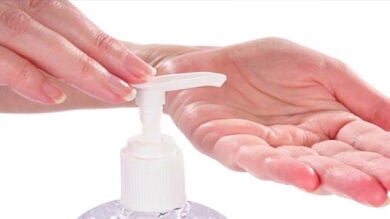 Una niña obsesionada con los dispensadores de gel conquista las redes sociales 