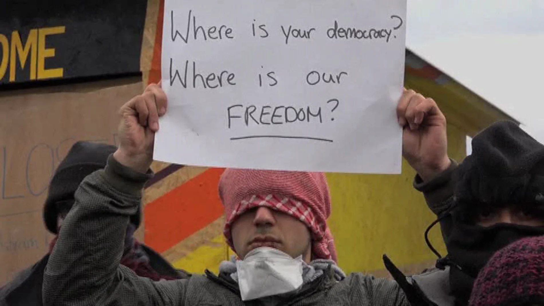 Inmigrantes en Calais se cosen la boca en protesta por su situación Inmigrantes en Calais se cosen la boca en protesta por su situación