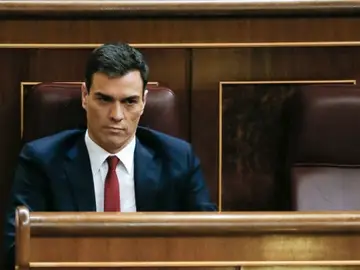 Pedro Sánchez durante la segPedro Sánchez durante la segunda sesión de investiduraunda votación de investidura Pedro Sánchez durante la segPedro Sánchez durante la segunda sesión de investiduraunda votación de investidura