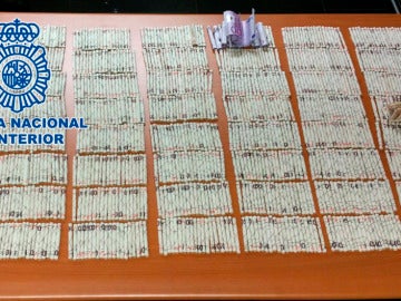 Billetes de 50 y 500 euros liados como cigarrillos Billetes de 50 y 500 euros liados como cigarrillos