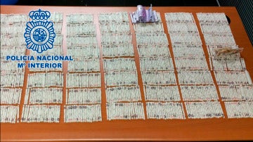 Billetes de 50 y 500 euros liados como cigarrillos