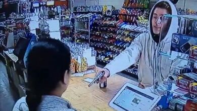 Una vendedora evita un atraco con pistola, utilizando solo sus propias manos