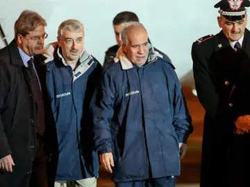 El canciller italiano Paolo Gentiloni recibe a los secuestrados El canciller italiano Paolo Gentiloni recibe a los secuestrados
