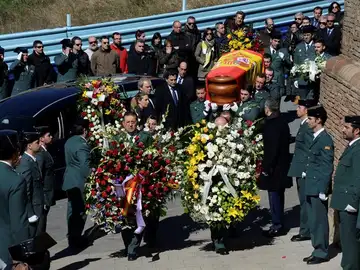 Fernández Díaz impone la Cruz de la Orden del Mérito de la Guardia Civil al agente fallecido Fernández Díaz impone la Cruz de la Orden del Mérito de la Guardia Civil al agente fallecido