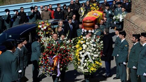 Fern&aacute;ndez D&iacute;az impone la Cruz de la Orden del M&eacute;rito de la Guardia Civil al agente fallecido