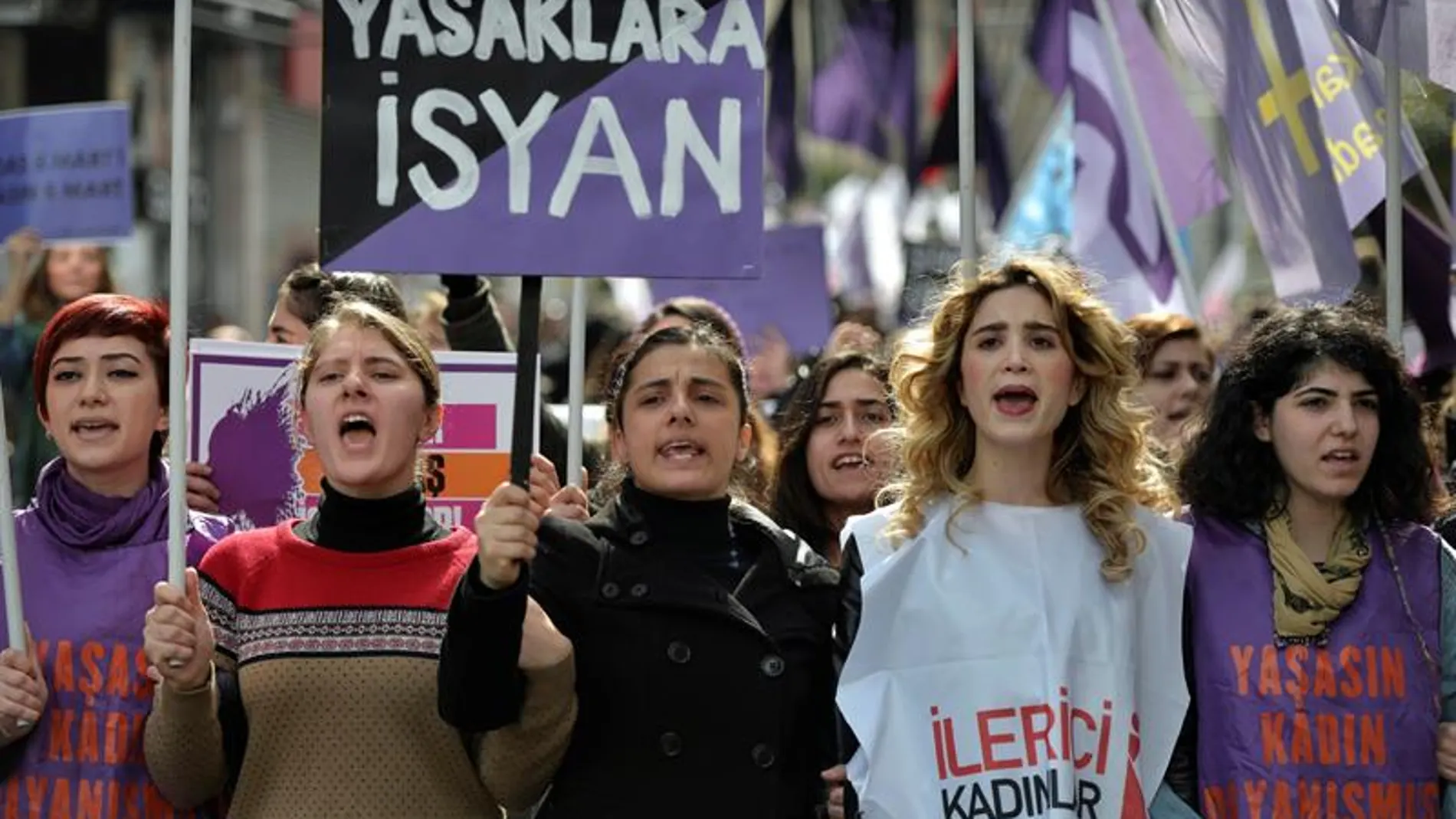 La policía antidisturbios carga contra cientos de mujeres en una manifestación en Turquía La policía antidisturbios carga contra cientos de mujeres en una manifestación en Turquía