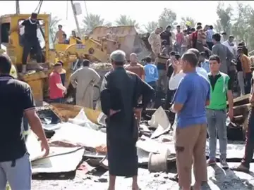 Al menos 50 muertos en un atentado suicida al sur de Bagdad Al menos 50 muertos en un atentado suicida al sur de Bagdad