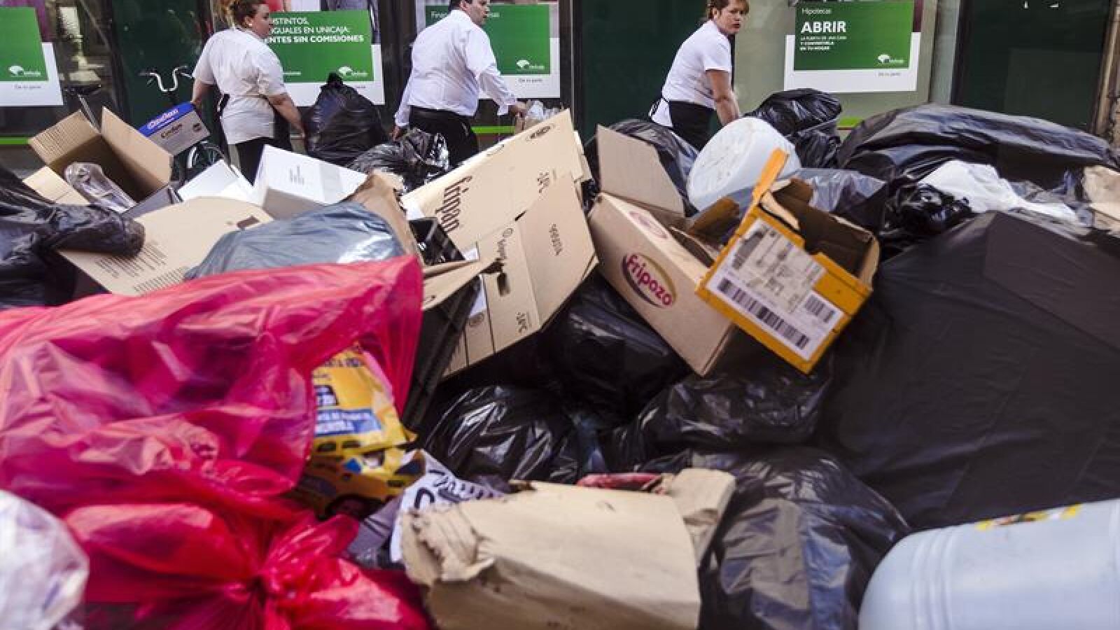 La empresa de recogida de basura de Málaga decide si continúan con la huelga o aceptan el principio de acuerdo