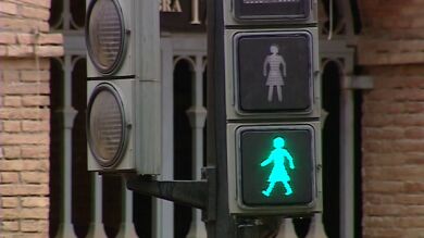 Siluetas de mujeres con falda darán paso a los peatones en los semáforos de Valencia