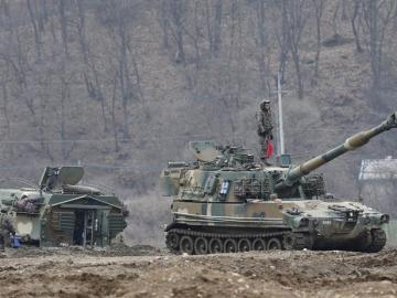 Varios obuses autopropulsados K-55 se despliegan en Corea del Sur