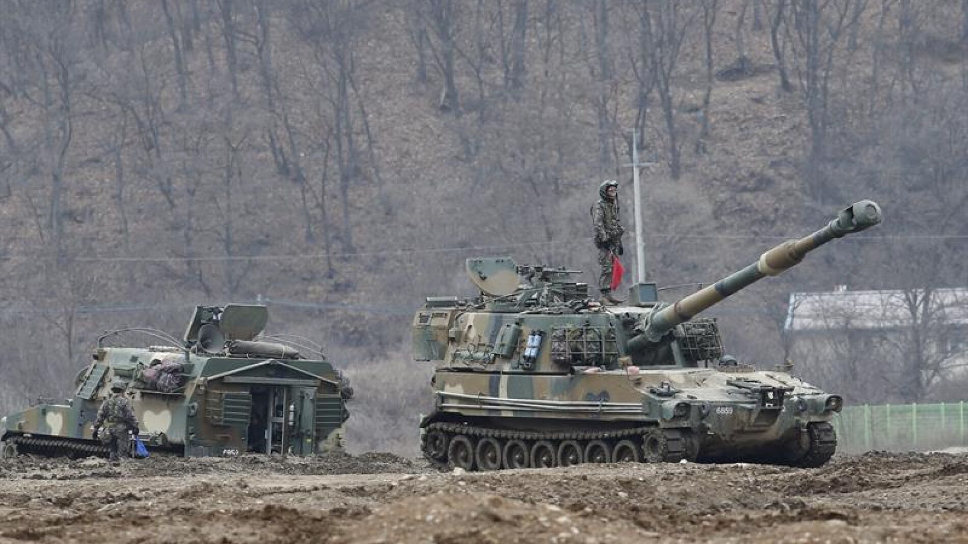 Varios obuses autopropulsados K-55 se despliegan en Corea del Sur