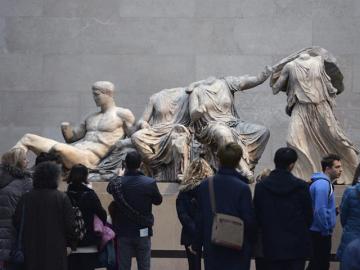 Visitantes observan las esculturas de la colección Mármoles de Elgin en el Museo Británico