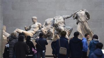 Visitantes observan las esculturas de la colecci&oacute;n M&aacute;rmoles de Elgin en el Museo Brit&aacute;nico