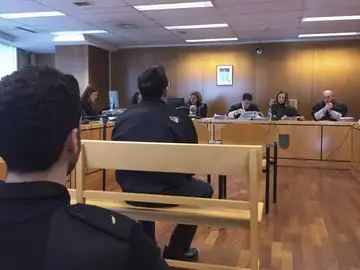 Imagen del monitor condenado por pederastia durante el juicio Imagen del monitor condenado por pederastia durante el juicio