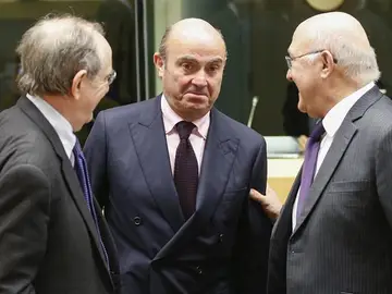 Luis de Guindos durante una reunión en Bruselas Luis de Guindos durante una reunión en Bruselas