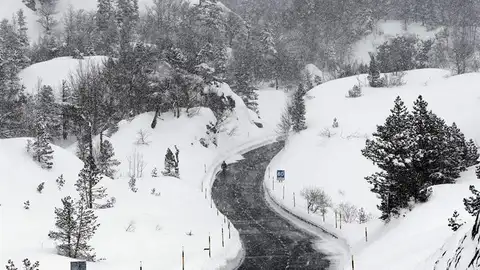 Paisaje nevado en el norte de España Paisaje nevado en el norte de España