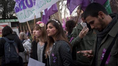 Miles de personas protestan en Madrid contra la desigualdad por el Día de la Mujer