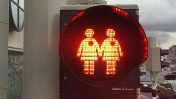 Semáforo con una pareja homosexual en Utrecht