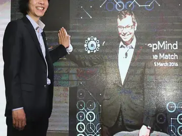 El campeón de Go profesional en una videoconferencia con el CEO de Google El campeón de Go profesional en una videoconferencia con el CEO de Google