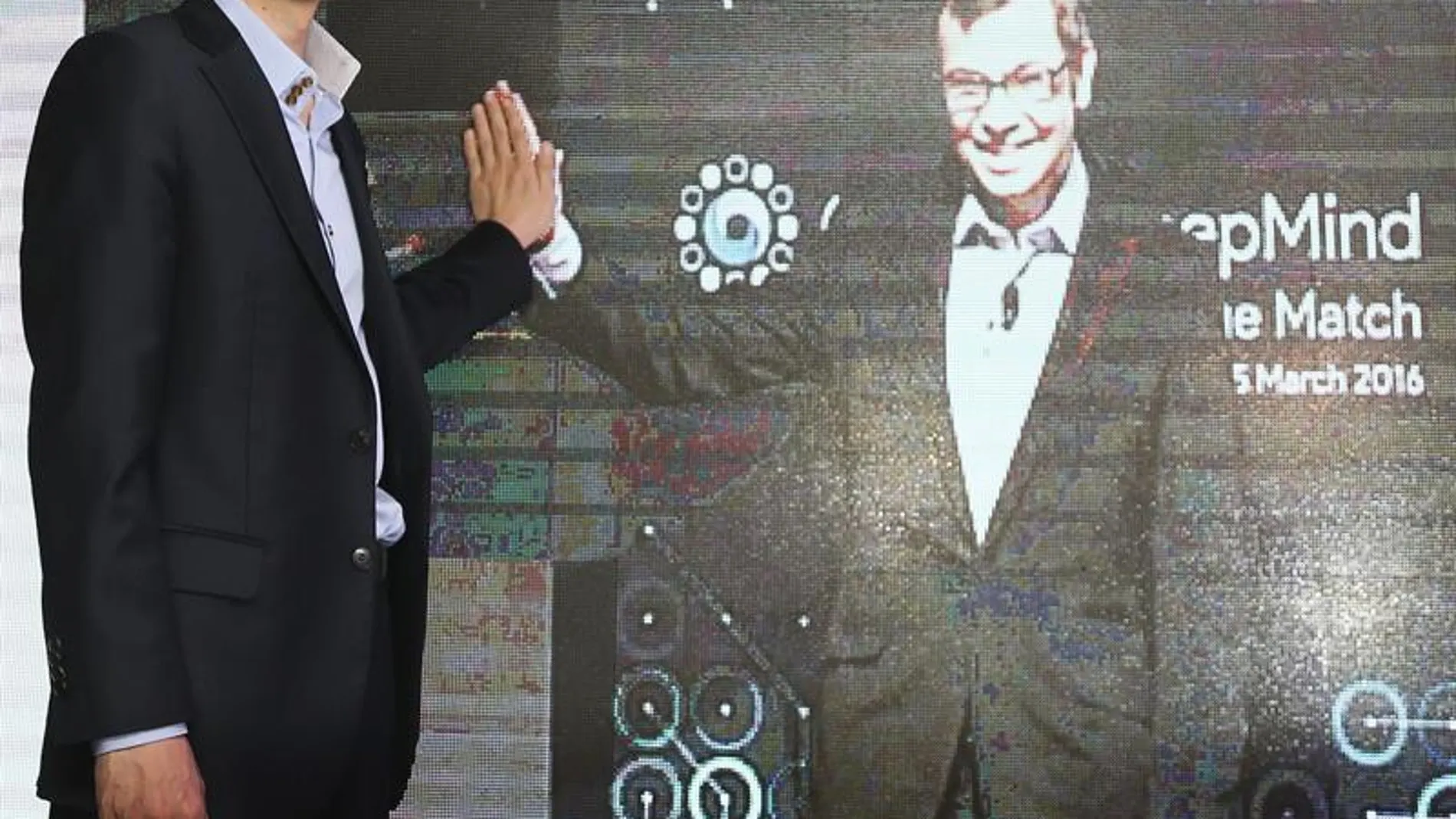 El campeón de Go profesional en una videoconferencia con el CEO de Google El campeón de Go profesional en una videoconferencia con el CEO de Google