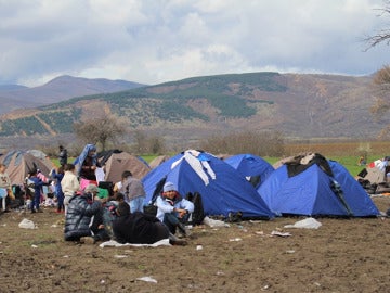 Varios refugiados aguardan en la frontera