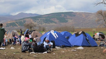 Varios refugiados aguardan en la frontera