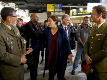 Ada Colau, junto a unos militares en el Salón Enseñanza