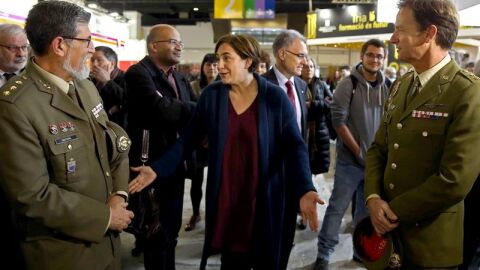 Ada Colau, junto a unos militares en el Sal&oacute;n Ense&ntilde;anza