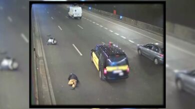Multado un taxista en Barcelona por no socorrer a un motorista accidentado