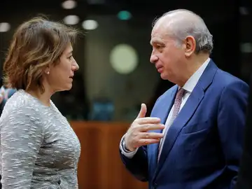 El ministro del Interior, Jorge Fernández Díaz, conversa con su homóloga portuguesa, Constança Urbano de Souza El ministro del Interior, Jorge Fernández Díaz, conversa con su homóloga portuguesa, Constança Urbano de Souza