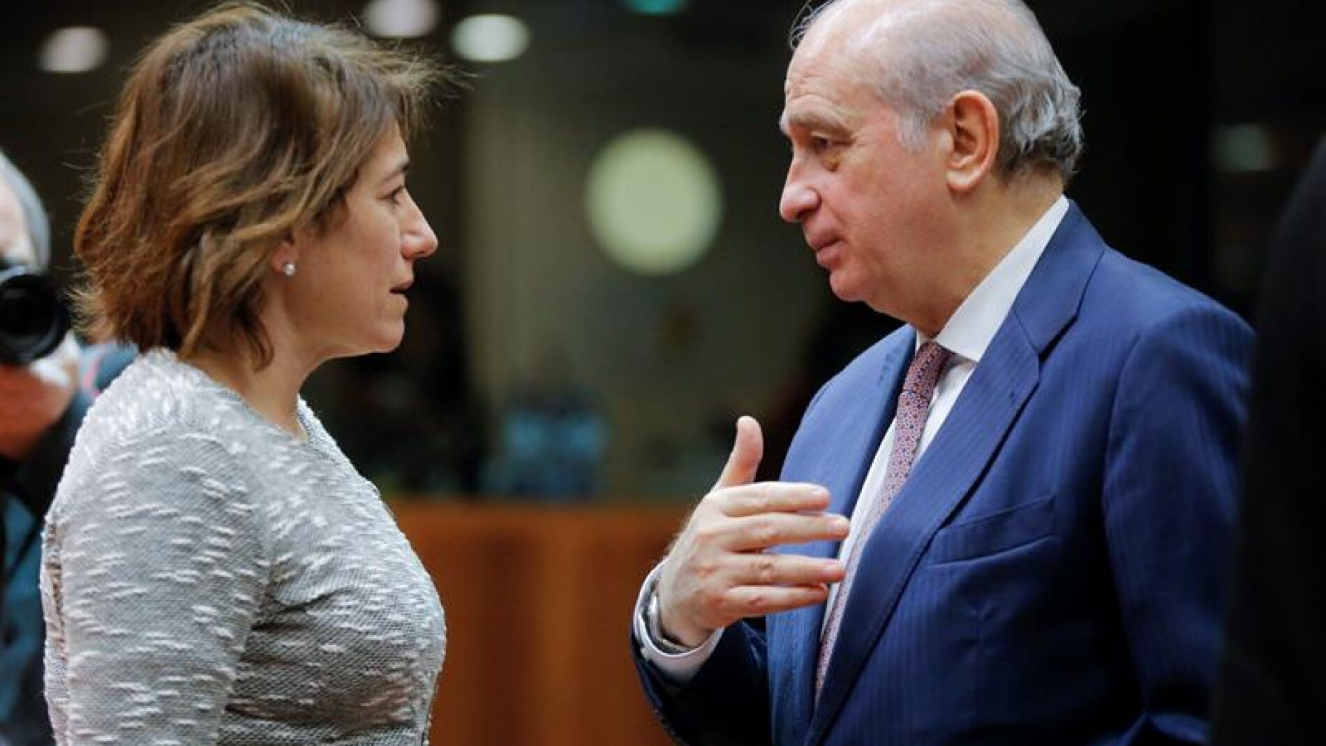 El ministro del Interior, Jorge Fern&aacute;ndez D&iacute;az, conversa con su hom&oacute;loga portuguesa, Constan&ccedil;a Urbano de Souza