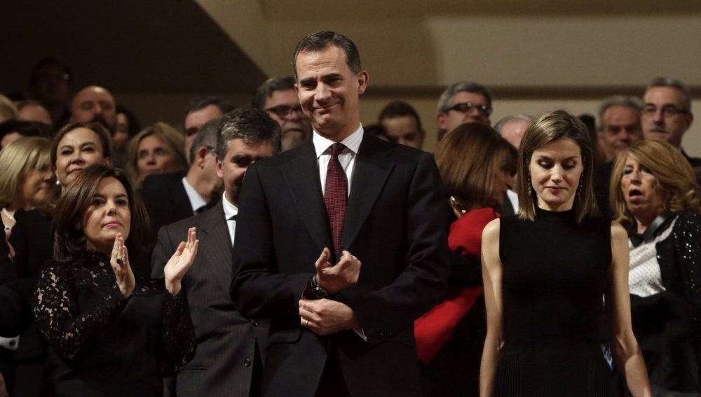 Felipe VI y la Reina Letizia, junto a la vicepresidenta del Gobierno en funciones, Soraya Sáenz de Santamaría