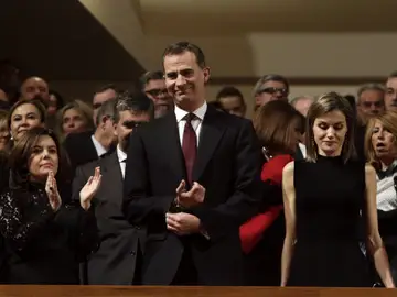 Felipe VI y la Reina Letizia, junto a la vicepresidenta del Gobierno en funciones, Soraya Sáenz de Santamaría Felipe VI y la Reina Letizia, junto a la vicepresidenta del Gobierno en funciones, Soraya Sáenz de Santamaría