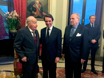 José María Aznar, junto al embajador de España en Roma, Javier Elorza, y el profesor italiano Giovanni Sartori (i)