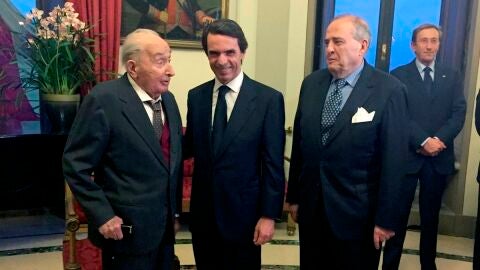 Jos&eacute; Mar&iacute;a Aznar, junto al embajador de Espa&ntilde;a en Roma, Javier Elorza, y el profesor italiano Giovanni Sartori (i)