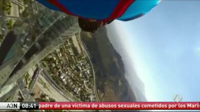 El 'hombre ardilla' sobrevuela el edificio más alto de Sudamérica
