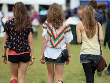 Imagen de tres chicas jóvenes de espalda Imagen de tres chicas jóvenes de espalda