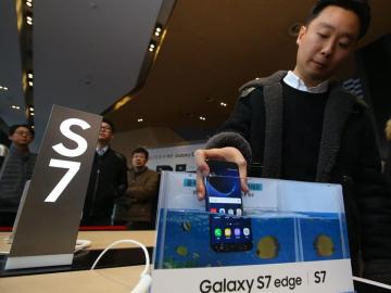 Un cliente sumerge el nuevo Galaxy S7 