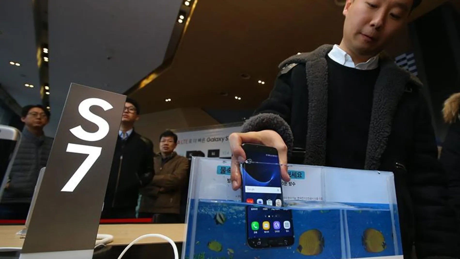 Un cliente sumerge el nuevo Galaxy S7 Un cliente sumerge el nuevo Galaxy S7