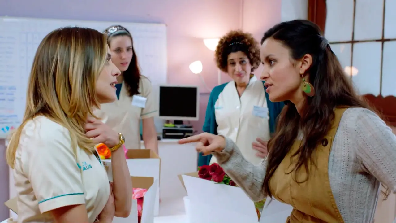 Elena plantea a Carmen irse de cooperación a África