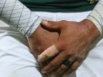 Un hombre protege sus genitales Un hombre protege sus genitales