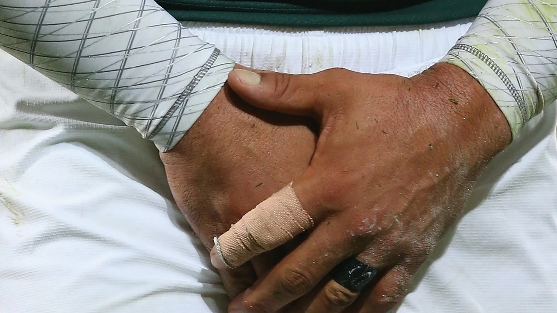 Un hombre protege sus genitales Un hombre protege sus genitales