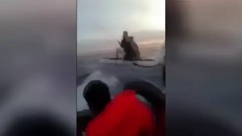 Guardacostas turcos golpean con palos a los refugiados Guardacostas turcos golpean con palos a los refugiados