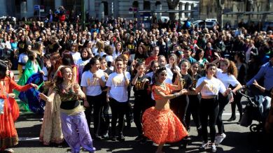 Estrellas del cine hindú promocionan los Oscar de Bollywood con un flashmob en Madrid
