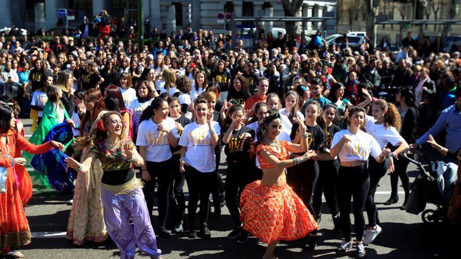 Estrellas del cine hindú promocionan los Oscar de Bollywood con un flashmob en Madrid