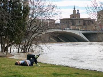 La crecida del Ebro llega a Zaragoza con 1.357 metros cúbicos por segundo y 4 metros de altura