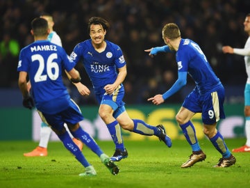 Los jugadores del Leicester celebran el gol de Okazaki